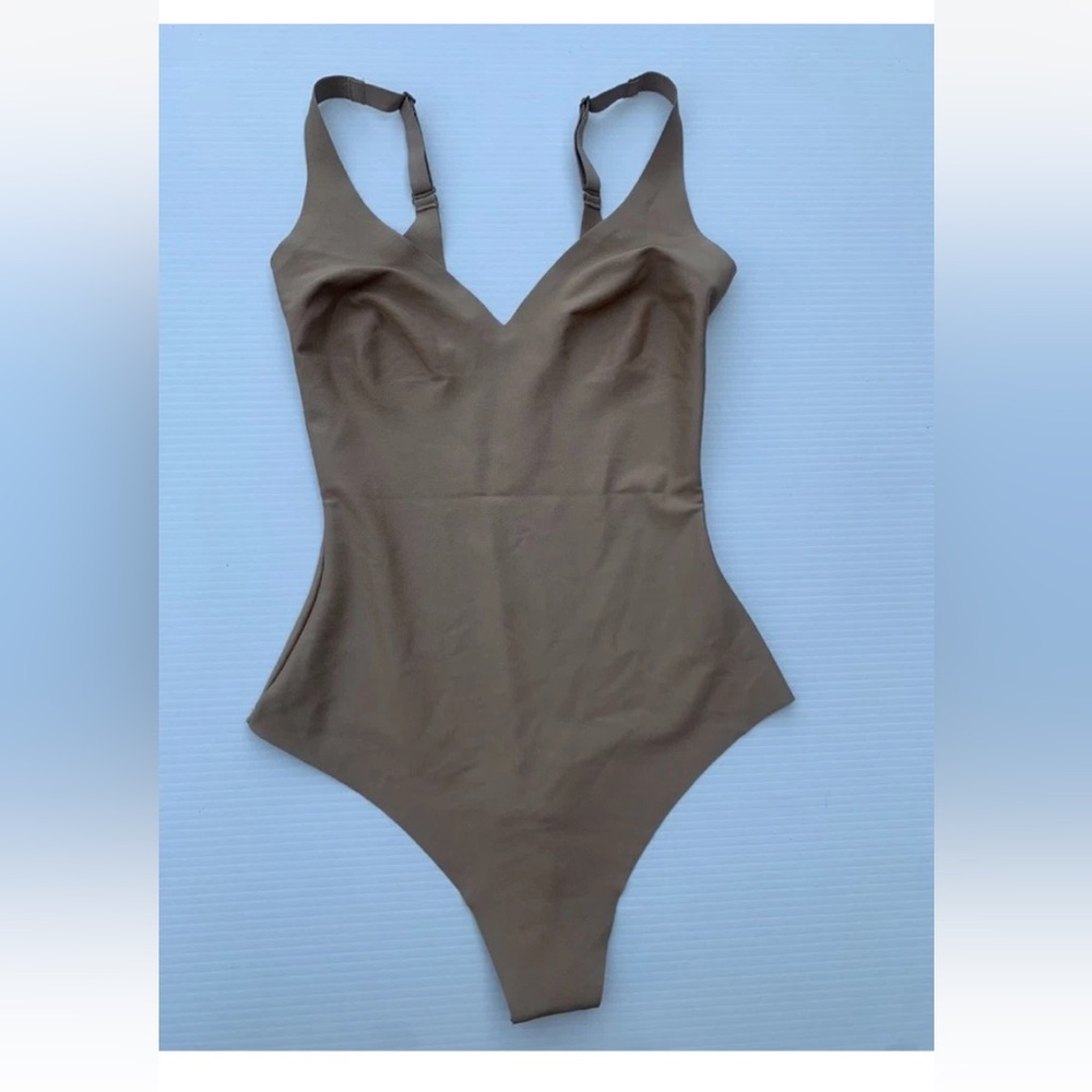 SKIMS Sz Small Tan Body Sculpt Unlined Plunge Thong Bodysuit NWT